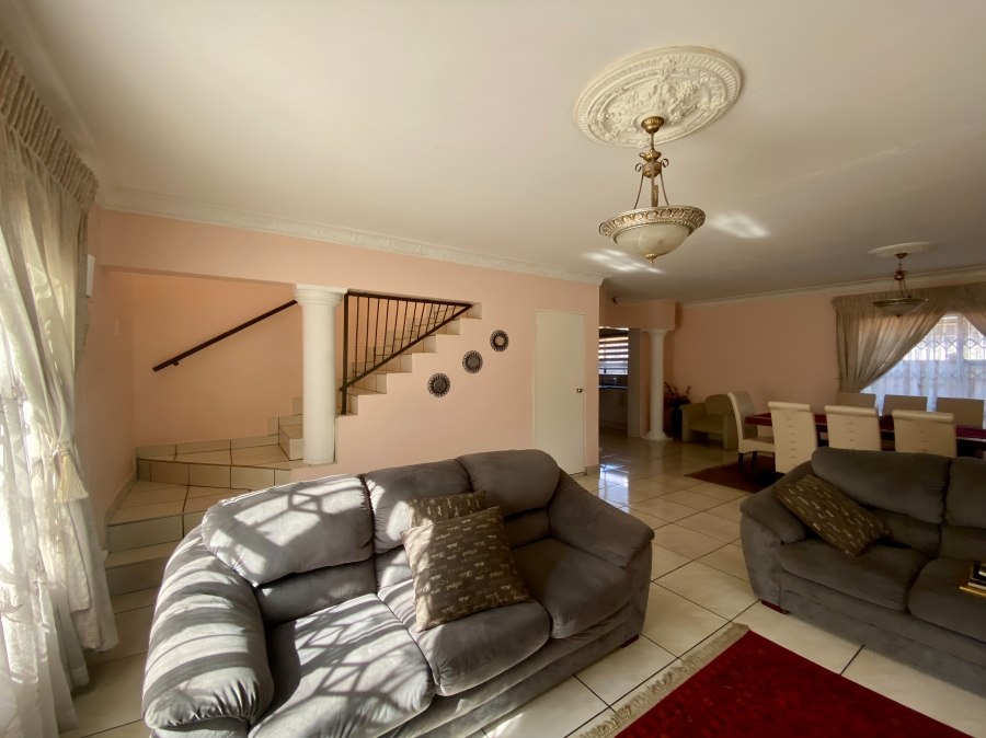 5 Bedroom Property for Sale in Heuwelsig North West